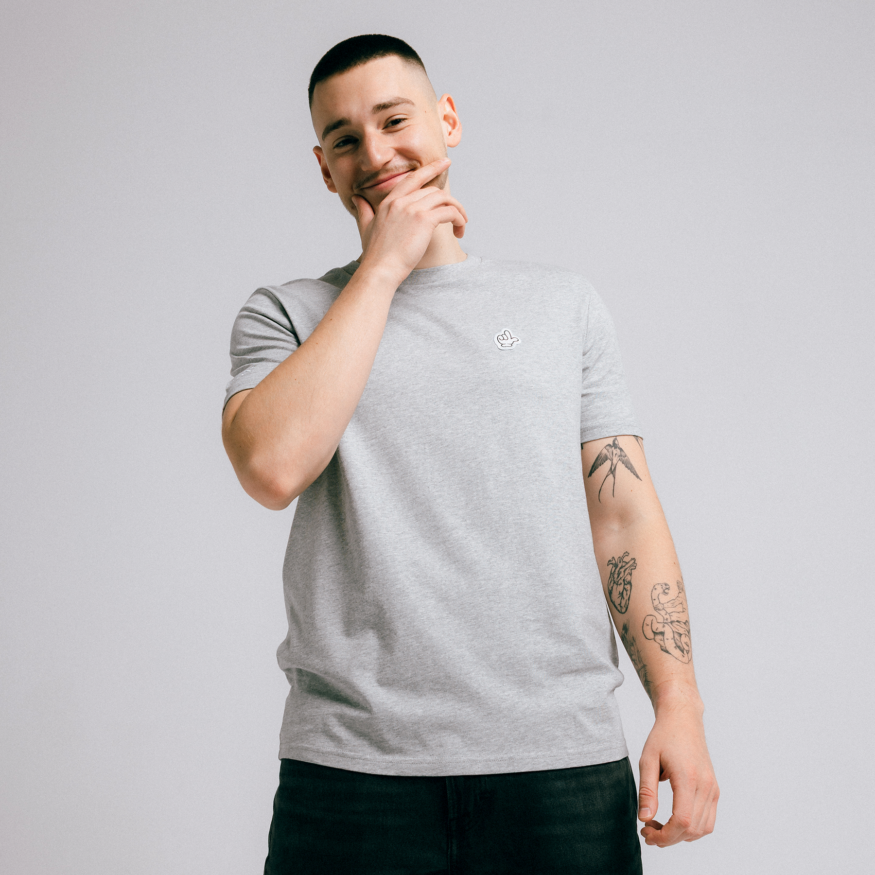 Szara koszulka unisex Fundacji Legii – 10 lat pomagania z sercem