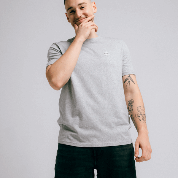 Szara koszulka Fundacji Legii – 10 lat pomagania z sercem