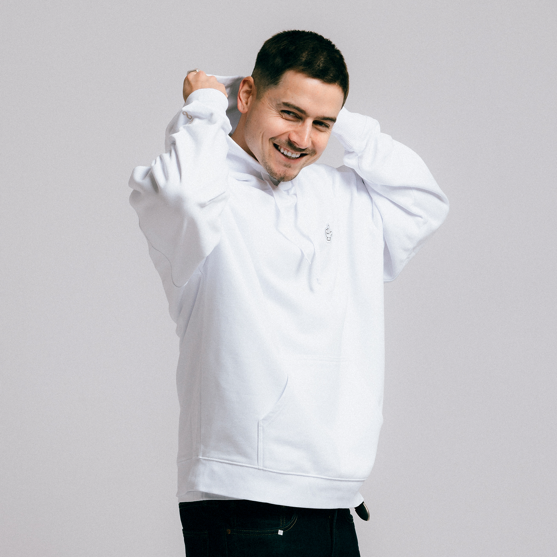 Biała bluza Fundacji Legii