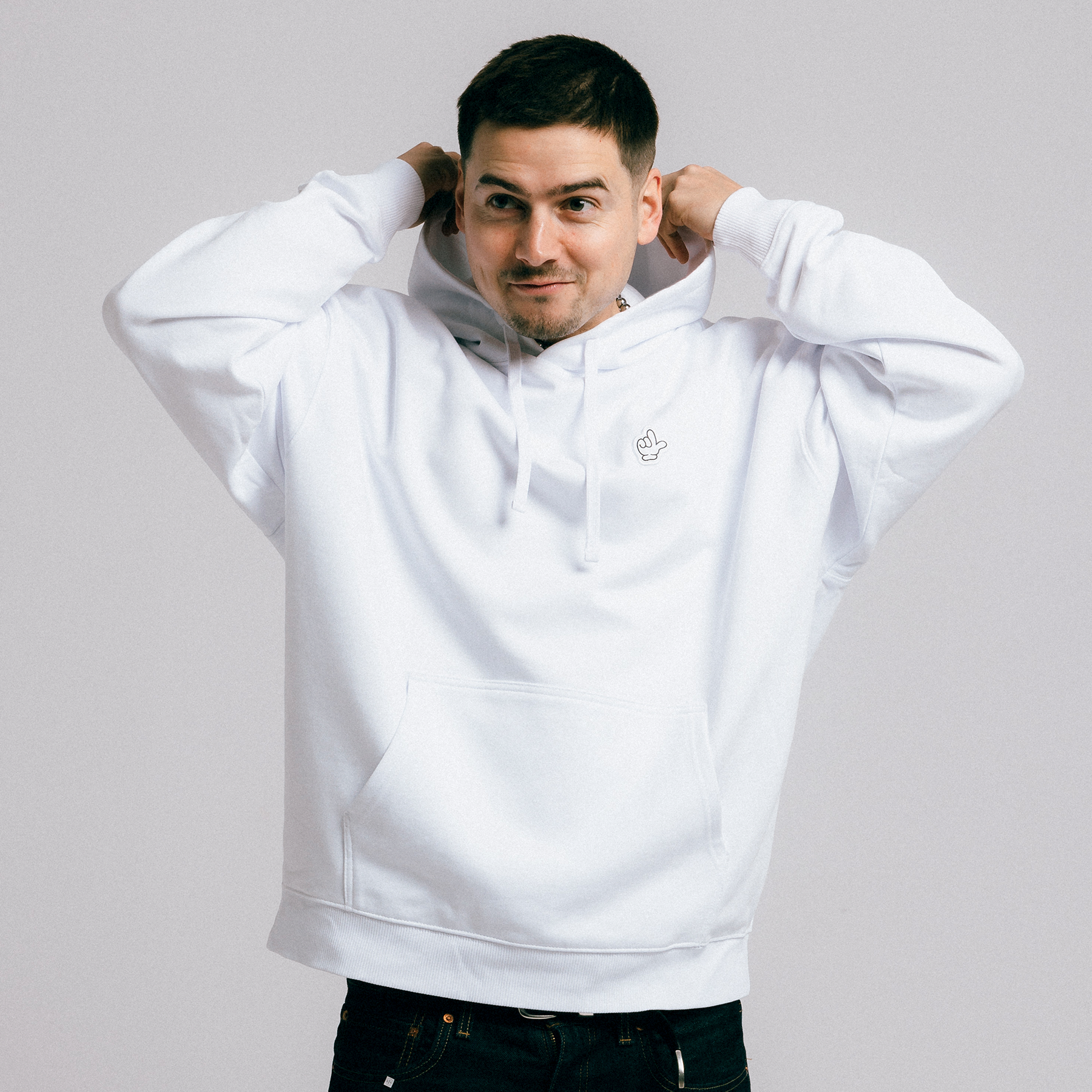 Biała bluza Fundacji Legii