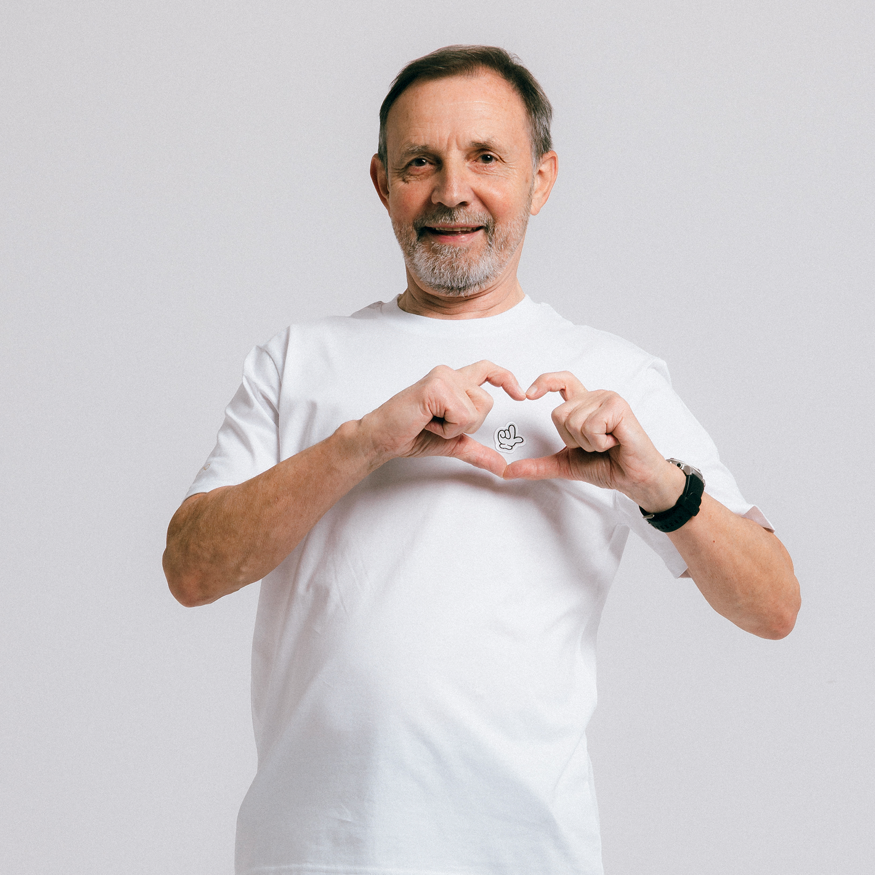 Biała koszulka Fundacji Legii – 10 lat pomagania z sercem