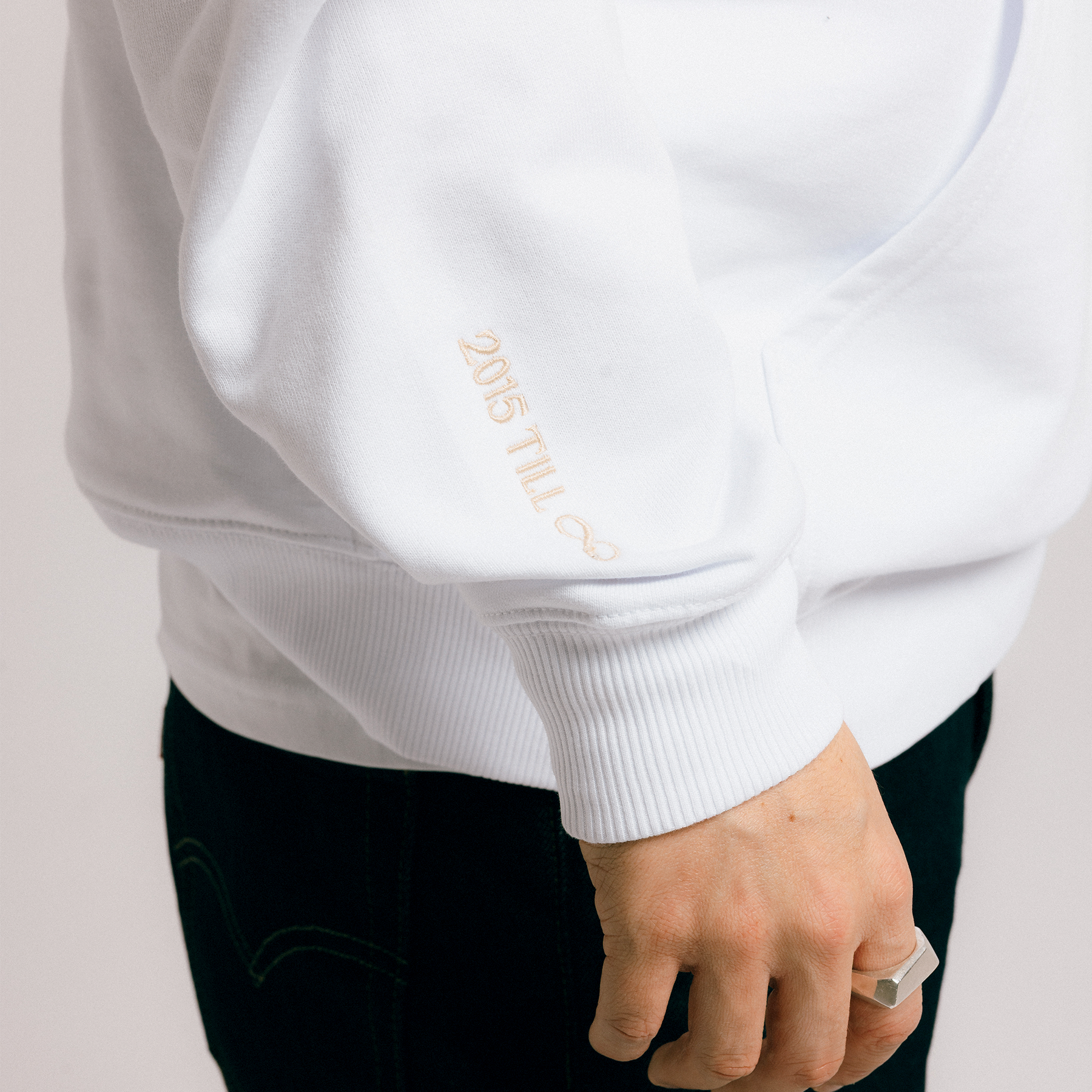 Biała bluza Fundacji Legii