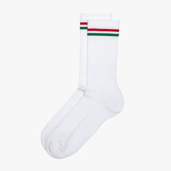 Białe skarpetki barwy